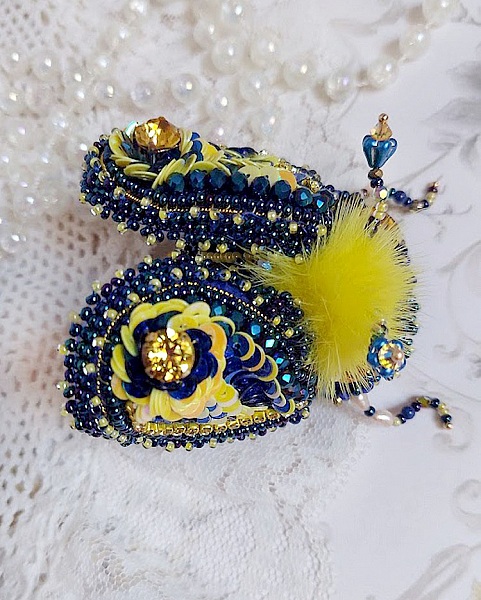 Broche artisanale bleue et jaune brodée de cristaux Swarovski.