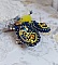 Broche artisanale en forme d'insecte bleu et jaune brodé.