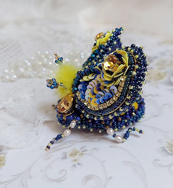 Broche artisanale bleue et jaune brodée de cristaux Swarovski.
