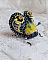 Broche artisanale en forme d'insecte bleu et jaune brodé.
