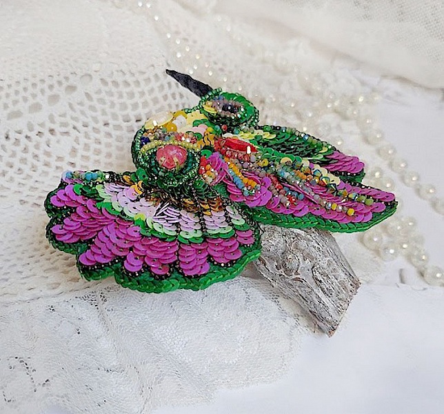 Broche colibri brodée de sequins et perles colorées.