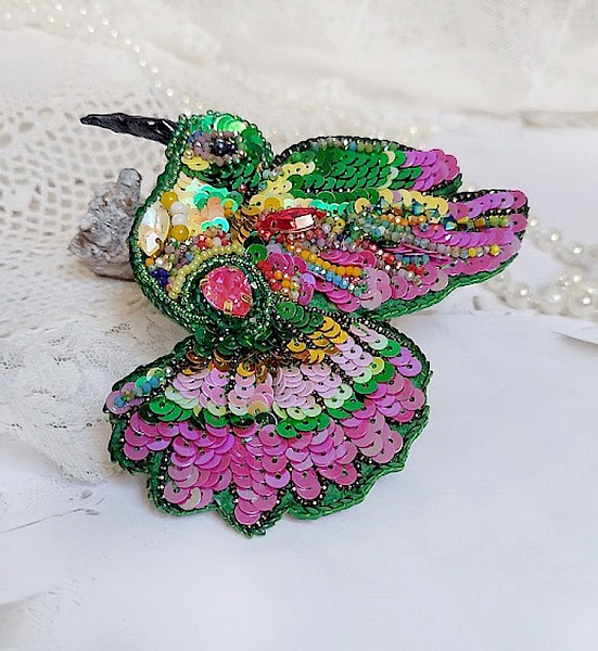 Broche colibri brodée de sequins et perles colorées.
