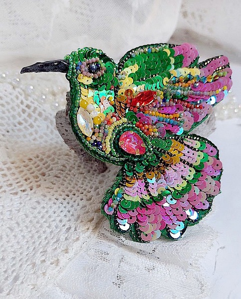 Broche colibri brodée de sequins et cristaux colorés.