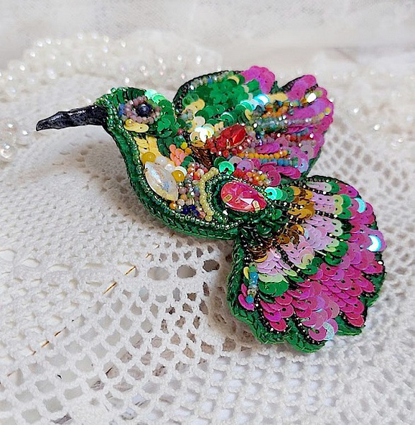 Broche colibri brodée en sequins et cristaux Swarovski colorés.