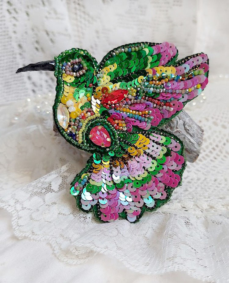 Broche colibri brodée de sequins et perles Swarovski colorées.