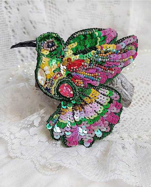Broche colibri brodée de sequins et perles Swarovski colorées.