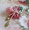 Broche Douceur Poudr&eacute;e brod&eacute;e sur une base et une broche Dor&eacute;e en Laiton avec du ruban velours, tulles, ruban Organza, &eacute;tamines, coupelles, cristaux, perles rondes en Verre et rocailles