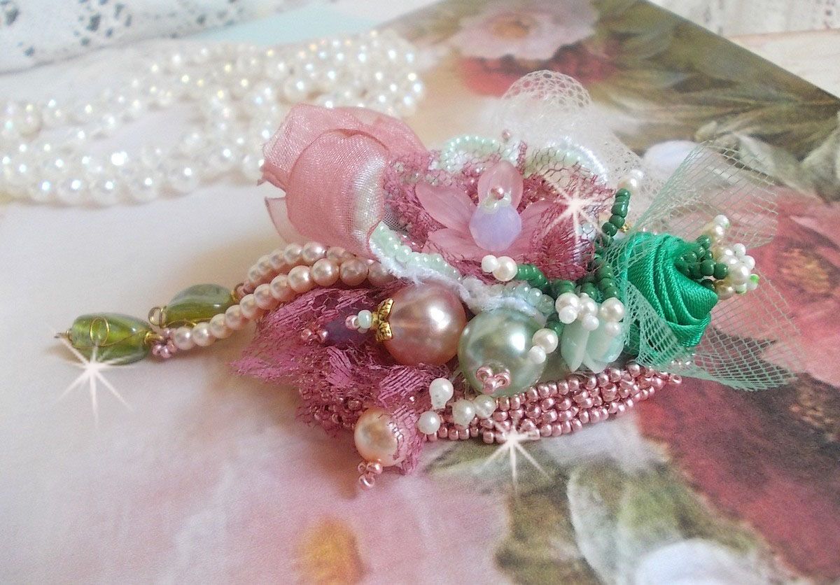Broche Douceur Poudr&eacute;e brod&eacute;e sur une base et une broche Dor&eacute;e en Laiton avec du ruban velours, tulles, ruban Organza, &eacute;tamines, coupelles, cristaux, perles rondes en Verre et rocailles