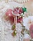 Broche Douceur Poudr&eacute;e brod&eacute;e sur une base et une broche Dor&eacute;e en Laiton avec du ruban velours, tulles, ruban Organza, &eacute;tamines, coupelles, cristaux, perles rondes en Verre et rocailles