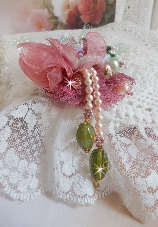 Broche Douceur Poudr&eacute;e brod&eacute;e sur une base et une broche Dor&eacute;e en Laiton avec du ruban velours, tulles, ruban Organza, &eacute;tamines, coupelles, cristaux, perles rondes en Verre et rocailles