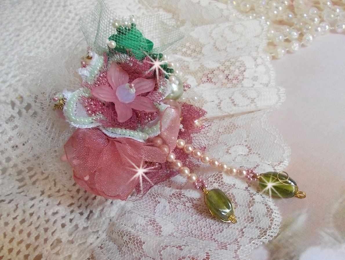 Broche Douceur Poudr&eacute;e brod&eacute;e sur une base et une broche Dor&eacute;e en Laiton avec du ruban velours, tulles, ruban Organza, &eacute;tamines, coupelles, cristaux, perles rondes en Verre et rocailles