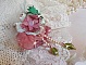 Broche Douceur Poudr&eacute;e brod&eacute;e sur une base et une broche Dor&eacute;e en Laiton avec du ruban velours, tulles, ruban Organza, &eacute;tamines, coupelles, cristaux, perles rondes en Verre et rocailles