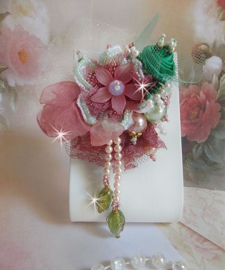 Broche Douceur Poudr&eacute;e brod&eacute;e sur une base et une broche Dor&eacute;e en Laiton avec du ruban velours, tulles, ruban Organza, &eacute;tamines, coupelles, cristaux, perles rondes en Verre et rocailles