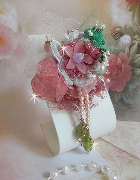 Broche Douceur Poudr&eacute;e brod&eacute;e sur une base et une broche Dor&eacute;e en Laiton avec du ruban velours, tulles, ruban Organza, &eacute;tamines, coupelles, cristaux, perles rondes en Verre et rocailles