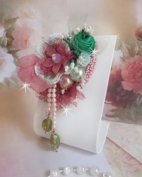 Broche Douceur Poudr&eacute;e brod&eacute;e sur une base et une broche Dor&eacute;e en Laiton avec du ruban velours, tulles, ruban Organza, &eacute;tamines, coupelles, cristaux, perles rondes en Verre et rocailles
