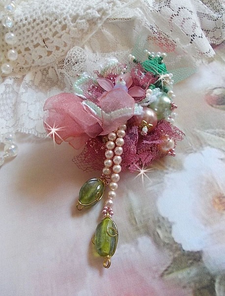 Broche Douceur Poudr&eacute;e brod&eacute;e sur une base et une broche Dor&eacute;e en Laiton avec du ruban velours, tulles, ruban Organza, &eacute;tamines, coupelles, cristaux, perles rondes en Verre et rocailles