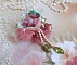 Broche Douceur Poudr&eacute;e brod&eacute;e sur une base et une broche Dor&eacute;e en Laiton avec du ruban velours, tulles, ruban Organza, &eacute;tamines, coupelles, cristaux, perles rondes en Verre et rocailles