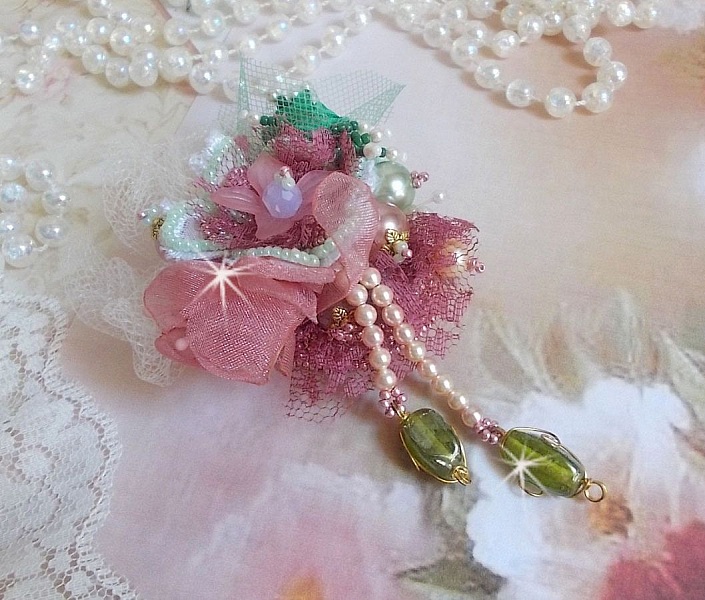 Broche Douceur Poudr&eacute;e brod&eacute;e sur une base et une broche Dor&eacute;e en Laiton avec du ruban velours, tulles, ruban Organza, &eacute;tamines, coupelles, cristaux, perles rondes en Verre et rocailles