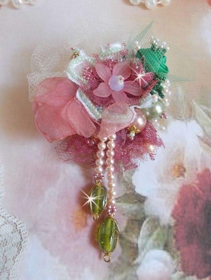 Broche Douceur Poudr&eacute;e brod&eacute;e sur une base et une broche Dor&eacute;e en Laiton avec du ruban velours, tulles, ruban Organza, &eacute;tamines, coupelles, cristaux, perles rondes en Verre et rocailles