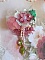 Broche Douceur Poudr&eacute;e brod&eacute;e sur une base et une broche Dor&eacute;e en Laiton avec du ruban velours, tulles, ruban Organza, &eacute;tamines, coupelles, cristaux, perles rondes en Verre et rocailles