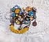 Broche artisanale baroque ornée de fleurs et perles jaunes.