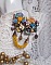 Broche artisanale baroque fleurie avec cabochon et perles jaunes.