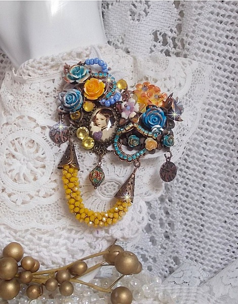 Broche artisanale baroque fleurie avec cabochon et perles jaunes.