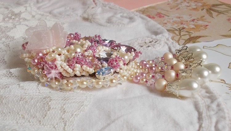 Broche Fleur d'Et&eacute; Haute-Couture brod&eacute;e avec des Cristaux de Swarovski, une estampe filigran&eacute;e, un ruban et une broche &agrave; l'arri&egrave;re en argent 925/1000
