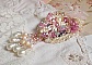 Broche Fleur d'Et&eacute; Haute-Couture brod&eacute;e avec des Cristaux de Swarovski, une estampe filigran&eacute;e, un ruban et une broche &agrave; l'arri&egrave;re en argent 925/1000