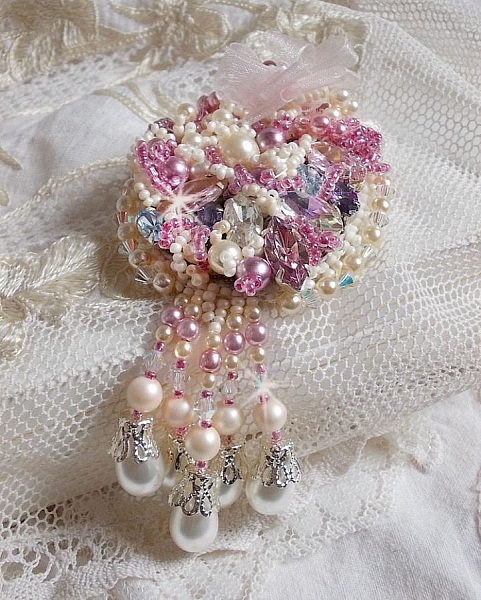 Broche Fleur d'Et&eacute; Haute-Couture brod&eacute;e avec des Cristaux de Swarovski, une estampe filigran&eacute;e, un ruban et une broche &agrave; l'arri&egrave;re en argent 925/1000