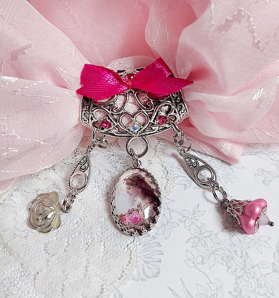 Broche Luna cr&eacute;&eacute;e avec cabochon et clochette verre, pendentifs arabesques m&eacute;tal et perles cristal Swarovski