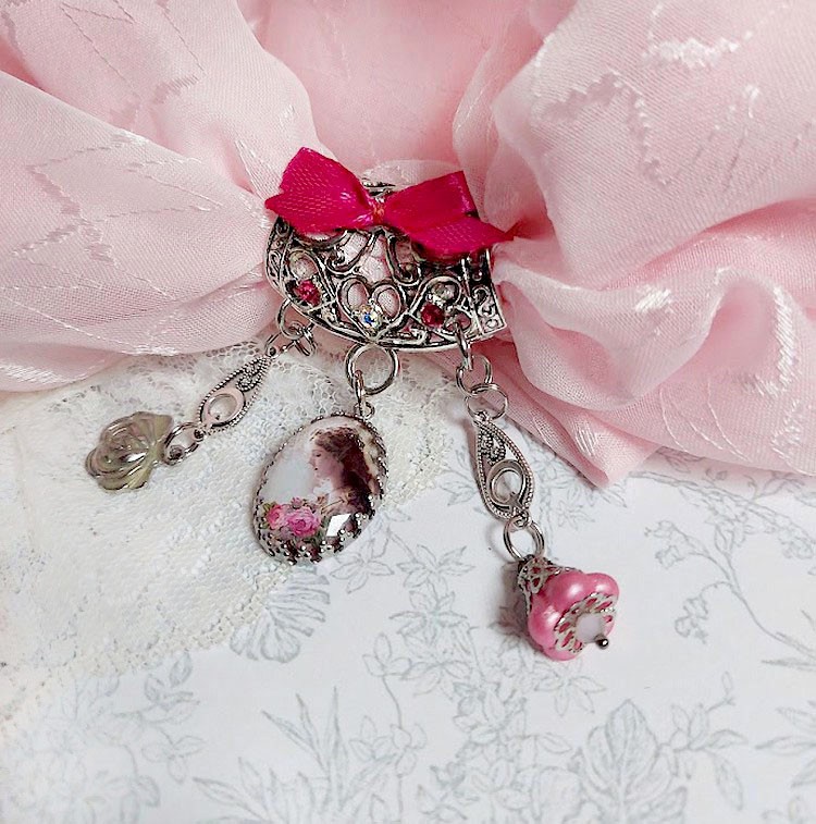 Broche Luna cr&eacute;&eacute;e avec cabochon et clochette verre, pendentifs arabesques m&eacute;tal et perles cristal Swarovski
