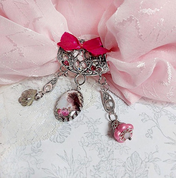 Broche Luna cr&eacute;&eacute;e avec cabochon et clochette verre, pendentifs arabesques m&eacute;tal et perles cristal Swarovski