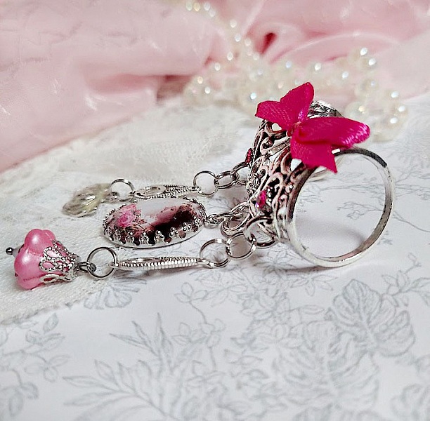 Broche Luna cr&eacute;&eacute;e avec cabochon et clochette verre, pendentifs arabesques m&eacute;tal et perles cristal Swarovski