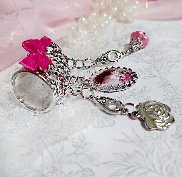 Broche Luna cr&eacute;&eacute;e avec cabochon et clochette verre, pendentifs arabesques m&eacute;tal et perles cristal Swarovski
