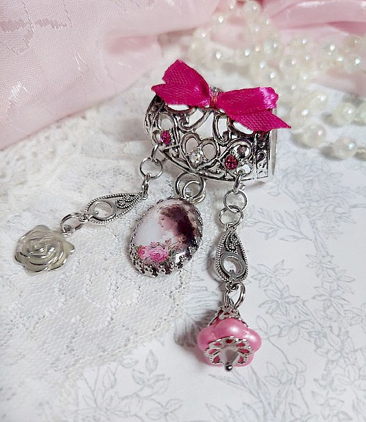 Broche Luna cr&eacute;&eacute;e avec cabochon et clochette verre, pendentifs arabesques m&eacute;tal et perles cristal Swarovski