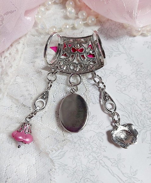 Broche Luna cr&eacute;&eacute;e avec cabochon et clochette verre, pendentifs arabesques m&eacute;tal et perles cristal Swarovski