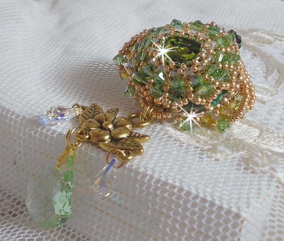 Broche Garden Party brod&eacute;e avec des cristaux de Swarovski, un cabochon vert Olivine en verre de boh&egrave;me des ann&eacute;es 1960 et des rocailles