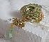 Broche Garden Party brod&eacute;e avec des cristaux de Swarovski, un cabochon vert Olivine en verre de boh&egrave;me des ann&eacute;es 1960 et des rocailles