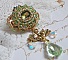 Broche Garden Party brod&eacute;e avec des cristaux de Swarovski, un cabochon vert Olivine en verre de boh&egrave;me des ann&eacute;es 1960 et des rocailles