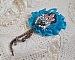 Broche Belle Epoque Haute-Couture est brod&eacute;e avec des Cristaux de Swarovski, des perles rondes nacr&eacute;es, des breloques, un ruban et des rocailles