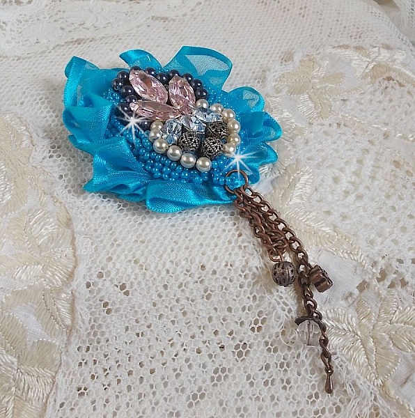 Broche Belle Epoque Haute-Couture est brod&eacute;e avec des Cristaux de Swarovski, des perles rondes nacr&eacute;es, des breloques, un ruban et des rocailles