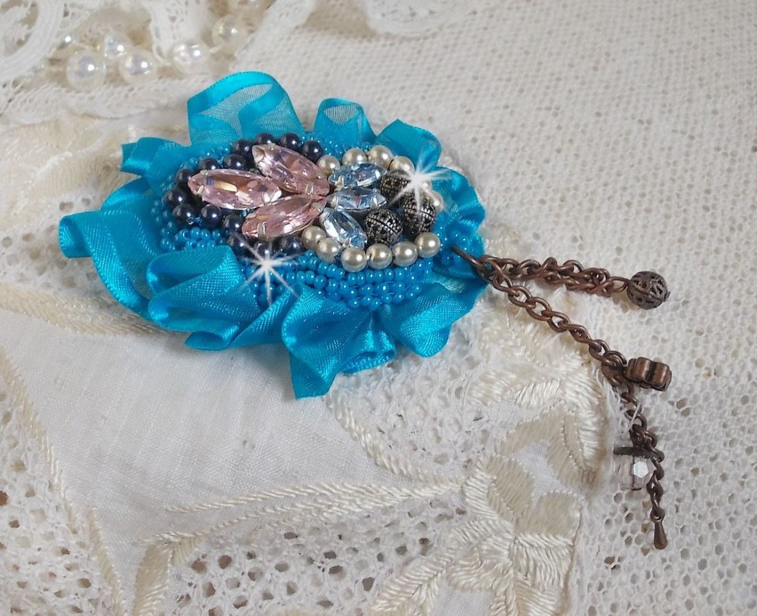 Broche Belle Epoque Haute-Couture est brod&eacute;e avec des Cristaux de Swarovski, des perles rondes nacr&eacute;es, des breloques, un ruban et des rocailles