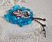 Broche Belle Epoque Haute-Couture est brod&eacute;e avec des Cristaux de Swarovski, des perles rondes nacr&eacute;es, des breloques, un ruban et des rocailles