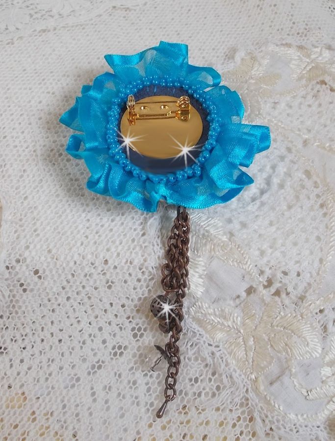 Broche Belle Epoque Haute-Couture est brod&eacute;e avec des Cristaux de Swarovski, des perles rondes nacr&eacute;es, des breloques, un ruban et des rocailles