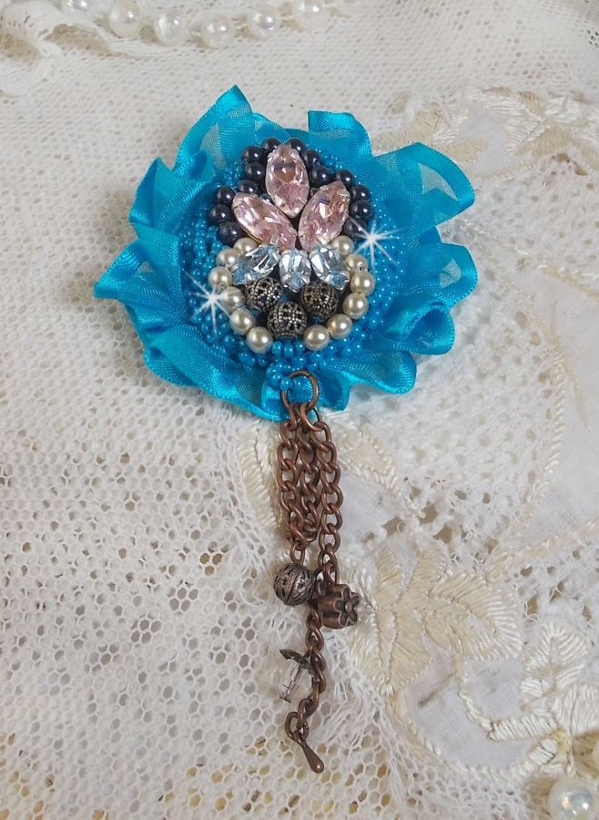 Broche Belle Epoque Haute-Couture est brod&eacute;e avec des Cristaux de Swarovski, des perles rondes nacr&eacute;es, des breloques, un ruban et des rocailles