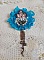 Broche Belle Epoque Haute-Couture est brod&eacute;e avec des Cristaux de Swarovski, des perles rondes nacr&eacute;es, des breloques, un ruban et des rocailles