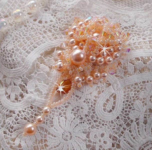 Broche Idylle Beauty brod&eacute;e avec des Cristaux de Swarovski, des perles rondes nacr&eacute;es et des rocailles