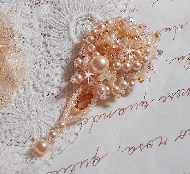 Broche Idylle Beauty brod&eacute;e avec des Cristaux de Swarovski, des perles rondes nacr&eacute;es et des rocailles