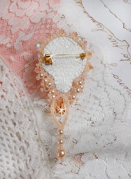 Broche Idylle Beauty brod&eacute;e avec des Cristaux de Swarovski, des perles rondes nacr&eacute;es et des rocailles